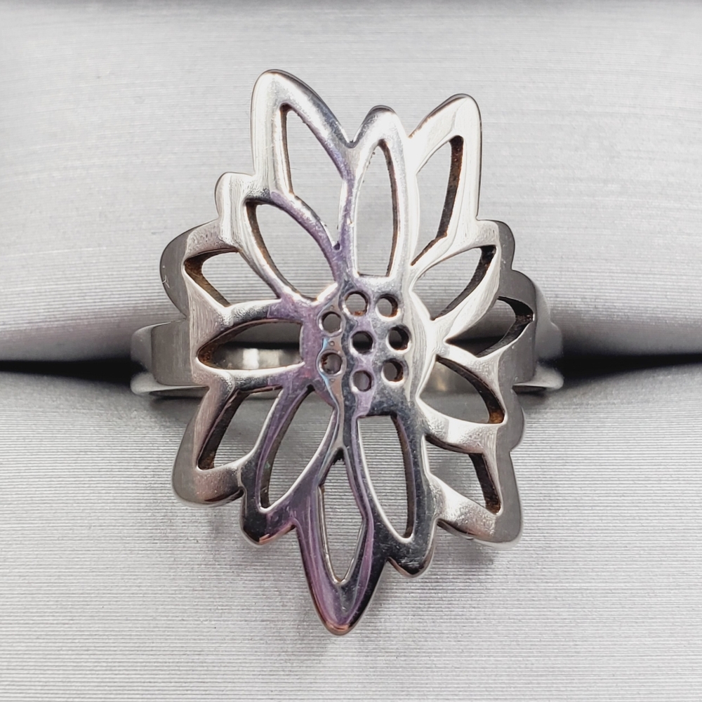 Silver Tone Floral Cutout Ring — Modern Botanical Elegance